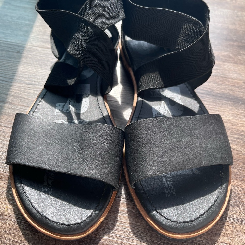 Sorel Black Modern Sandals with Wide Strap